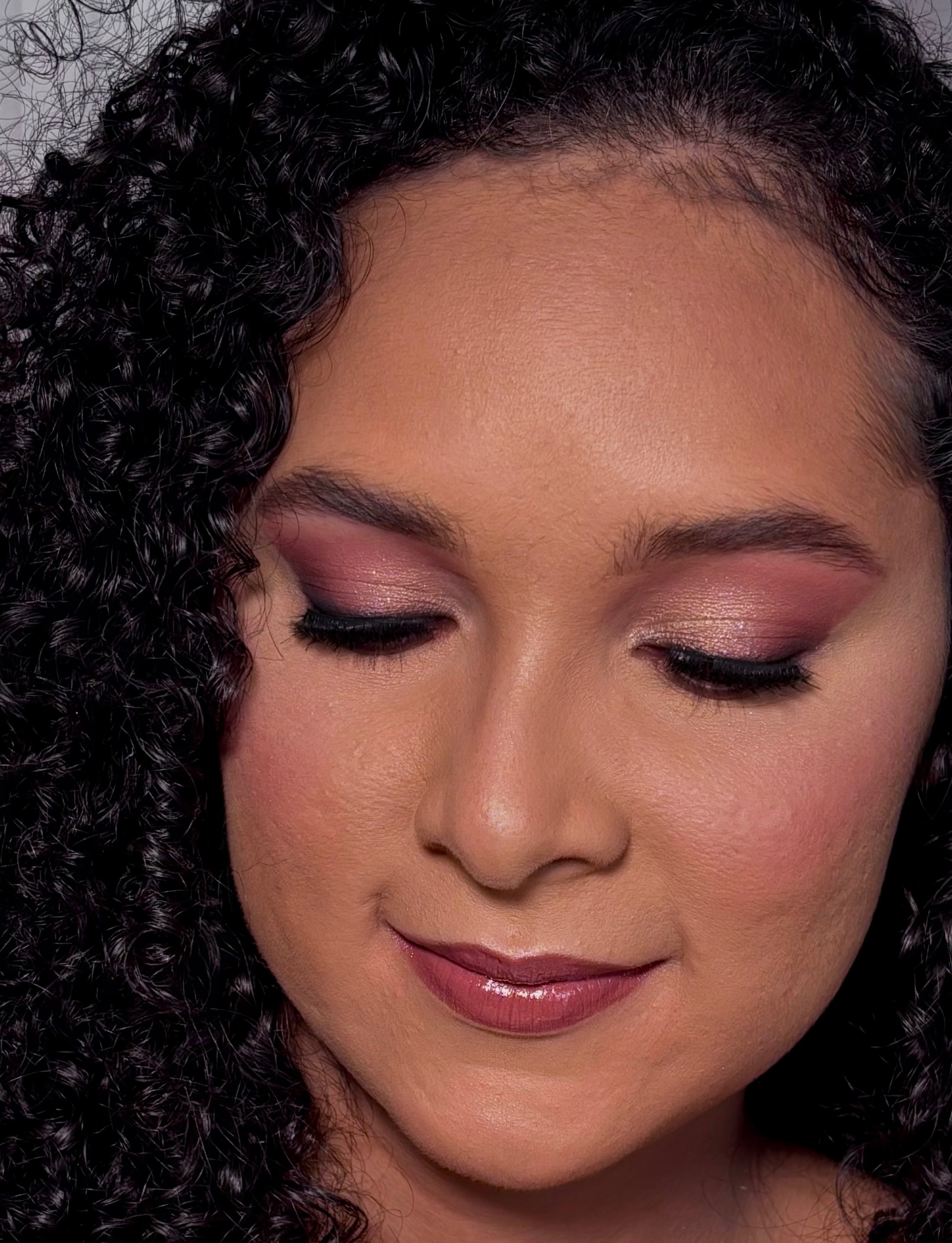 Detalhe da maquiagem dos olhos em tons rosados