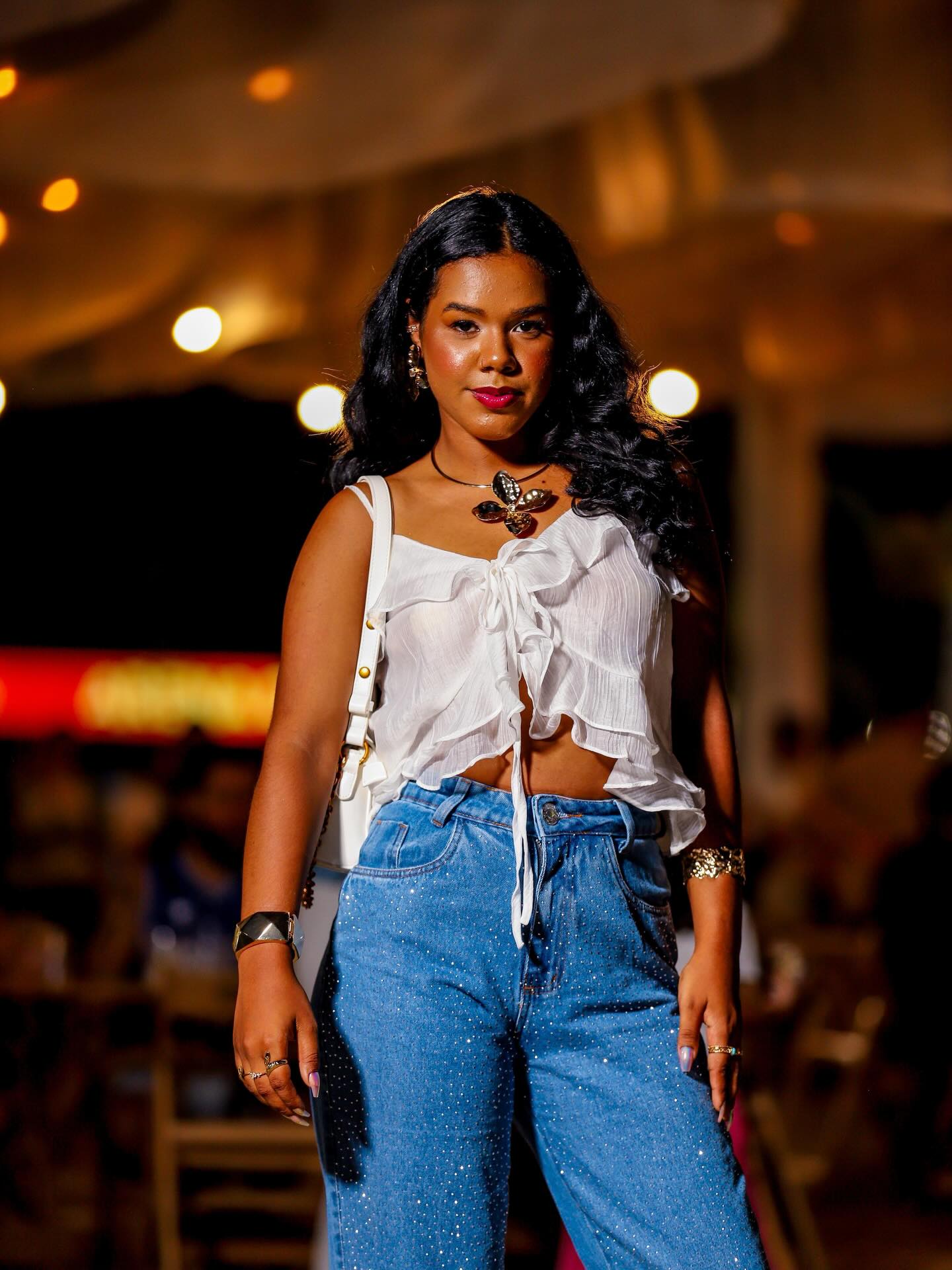 Look branco de babados com calça jeans, na vitrine da loja