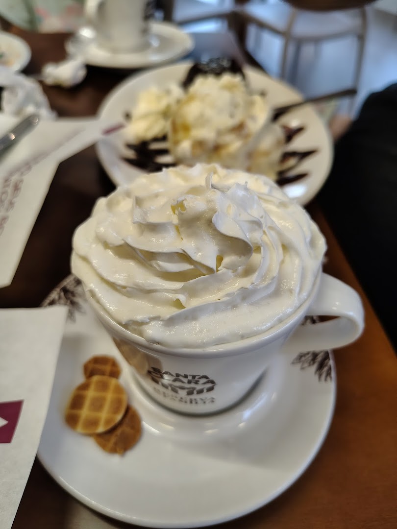 Café com chantilly na xícara da Maioca