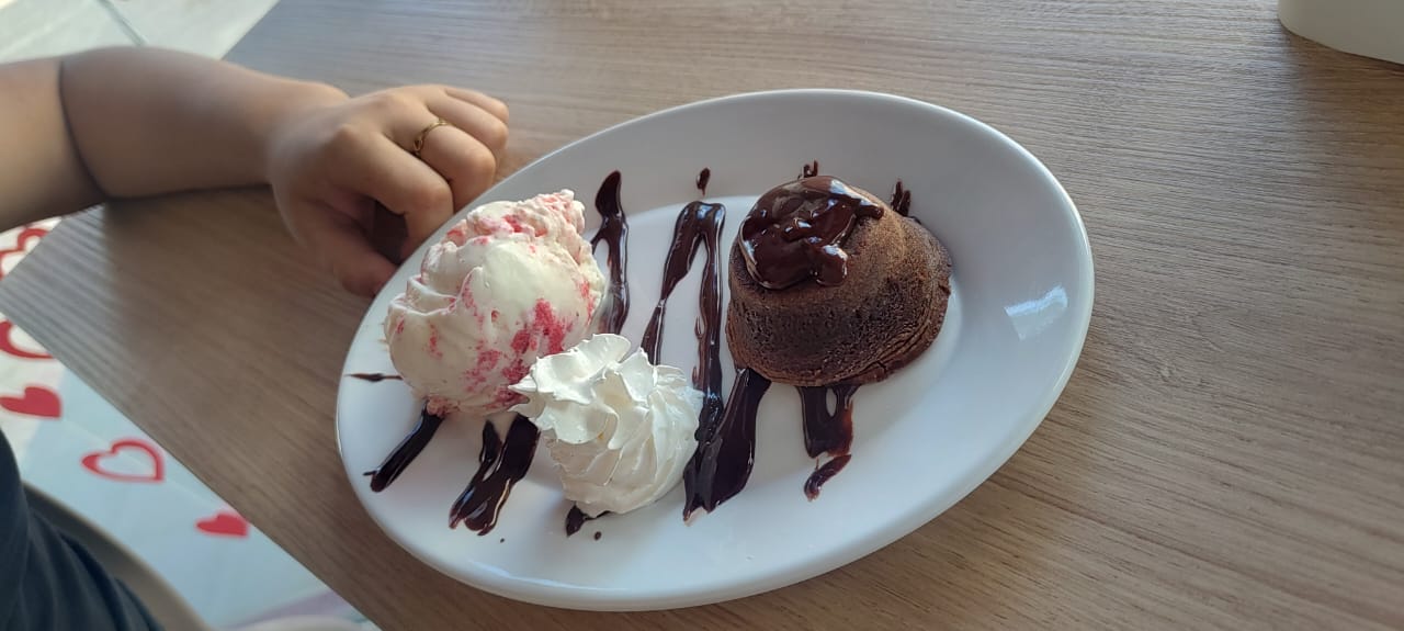 Petit gateau com sorvete no prato
