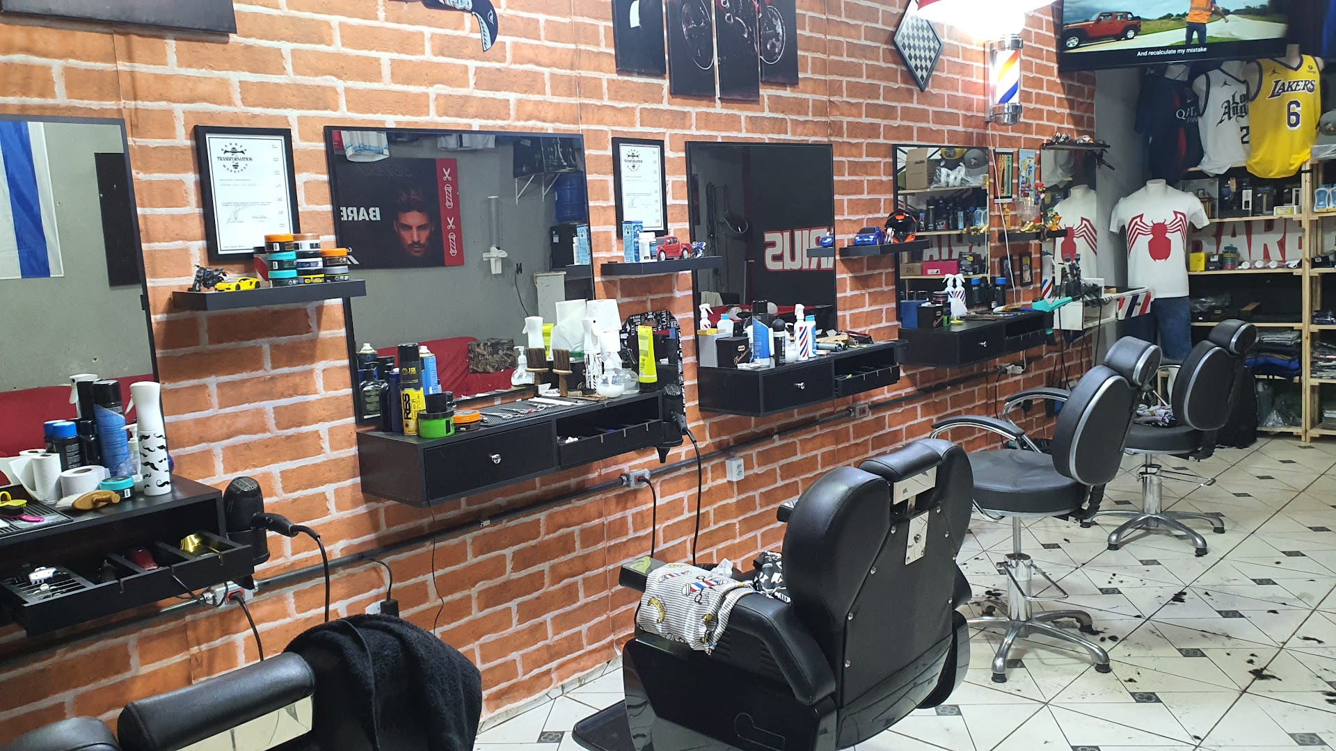 Interior tijolinho da barbearia