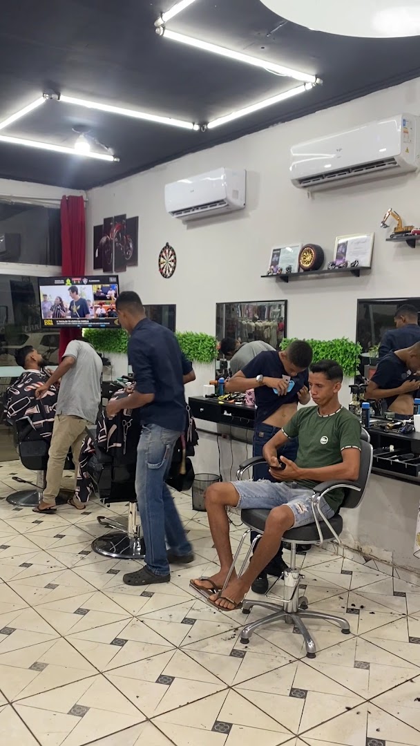 Barbearia Makarius em movimento