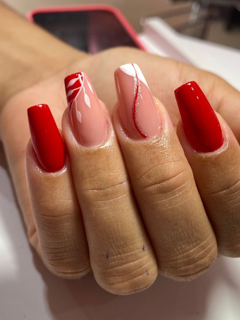 Unhas vermelhas decoradas