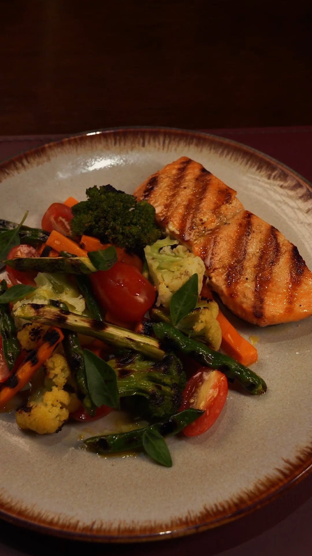 Salmão grelhado com legumes