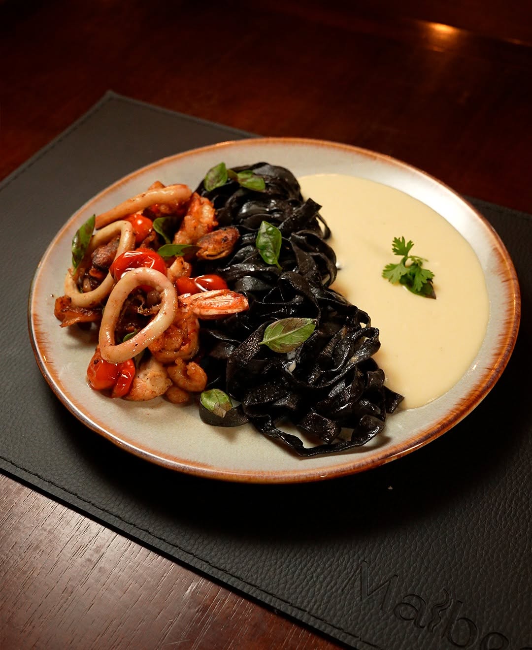Massa escura com frutos do mar no Malbec Steak House