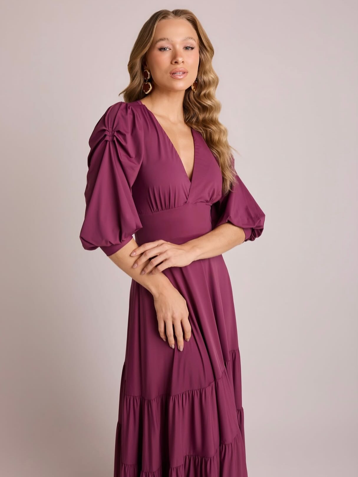 Modelo com vestido midi vinho de mangas bufantes da Maluá