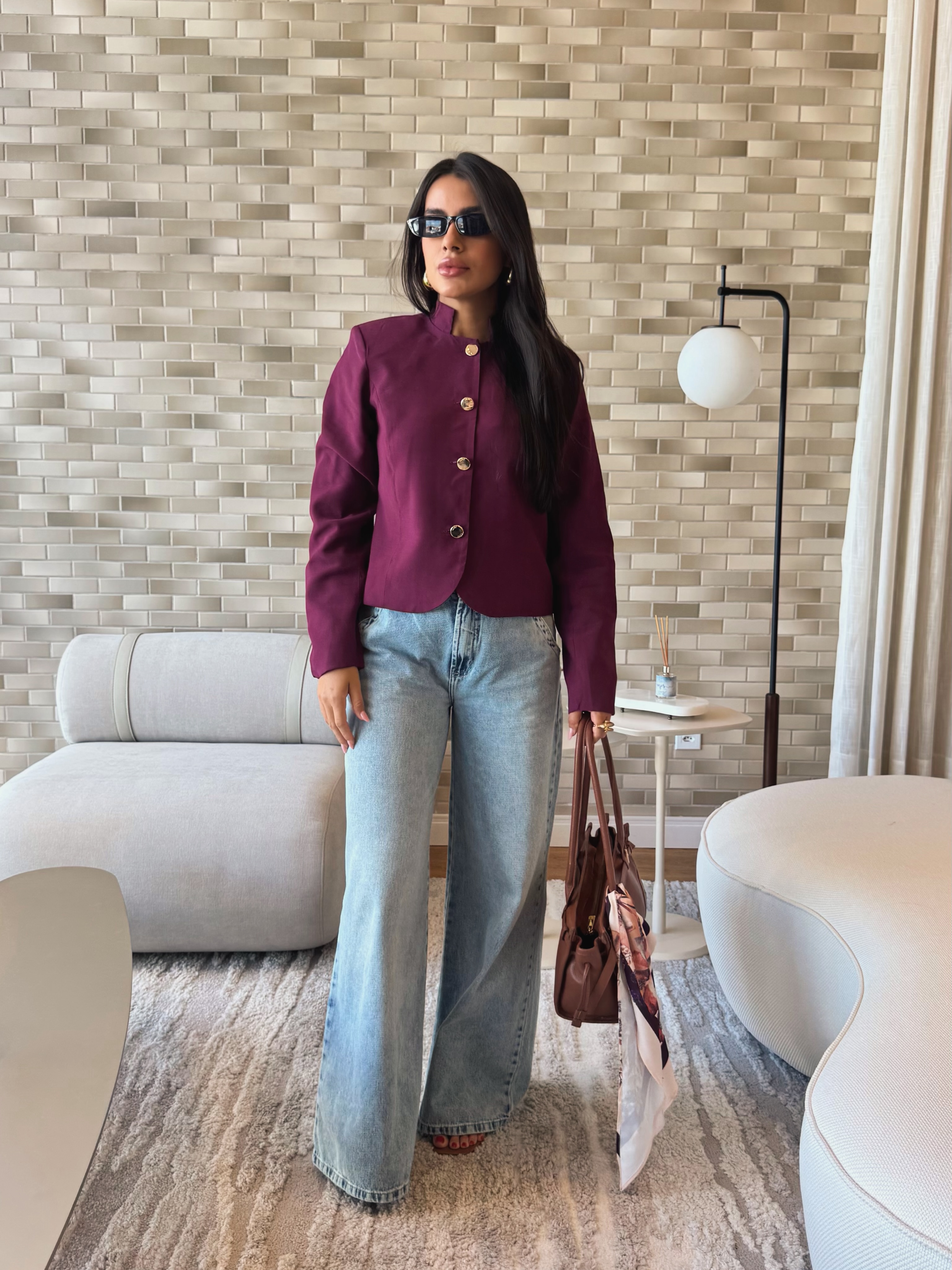 Blazer vinho com calça clara, look montado pela loja