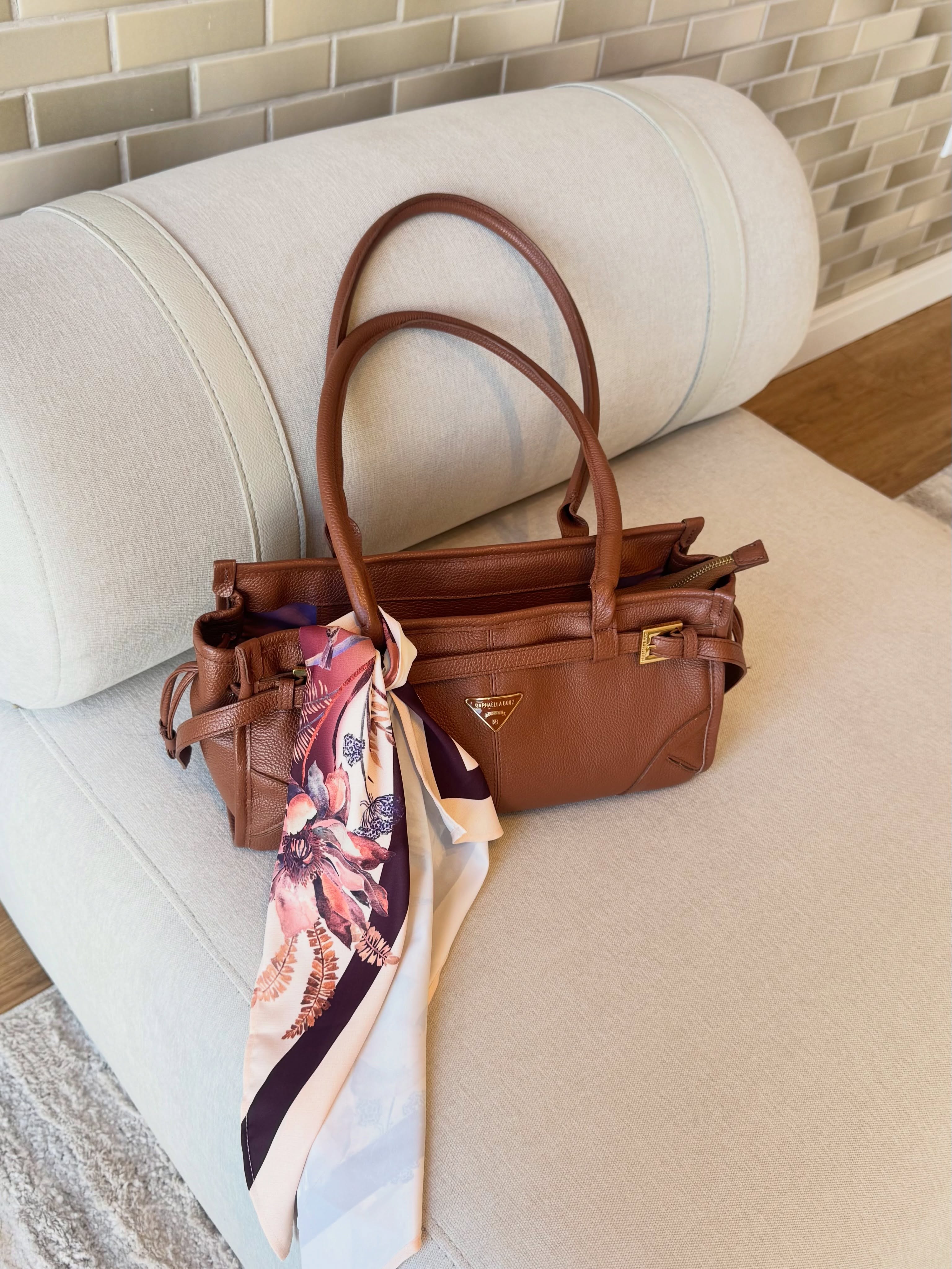 Bolsa de couro caramelo com lenço estampado