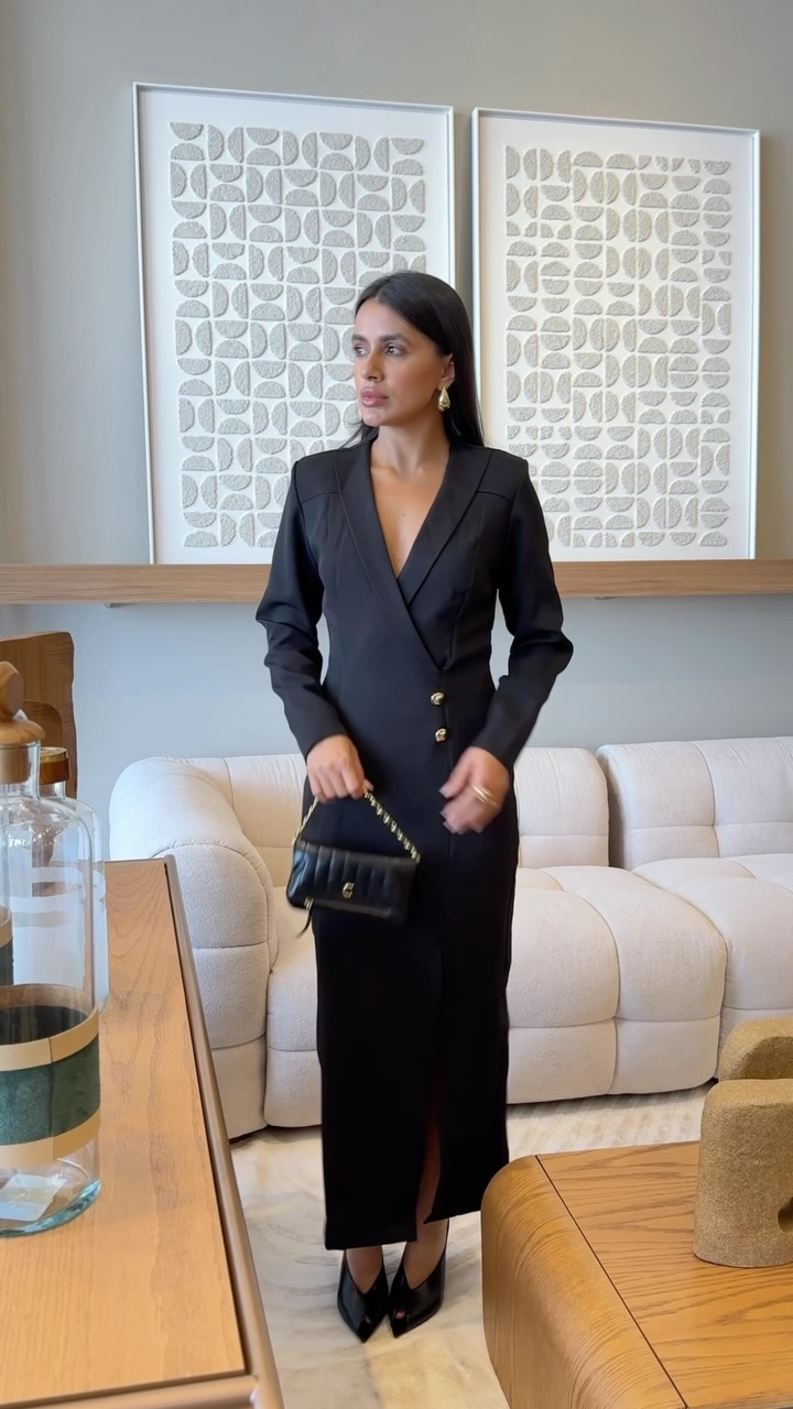 Vestido longo de alfaiataria em tom escuro