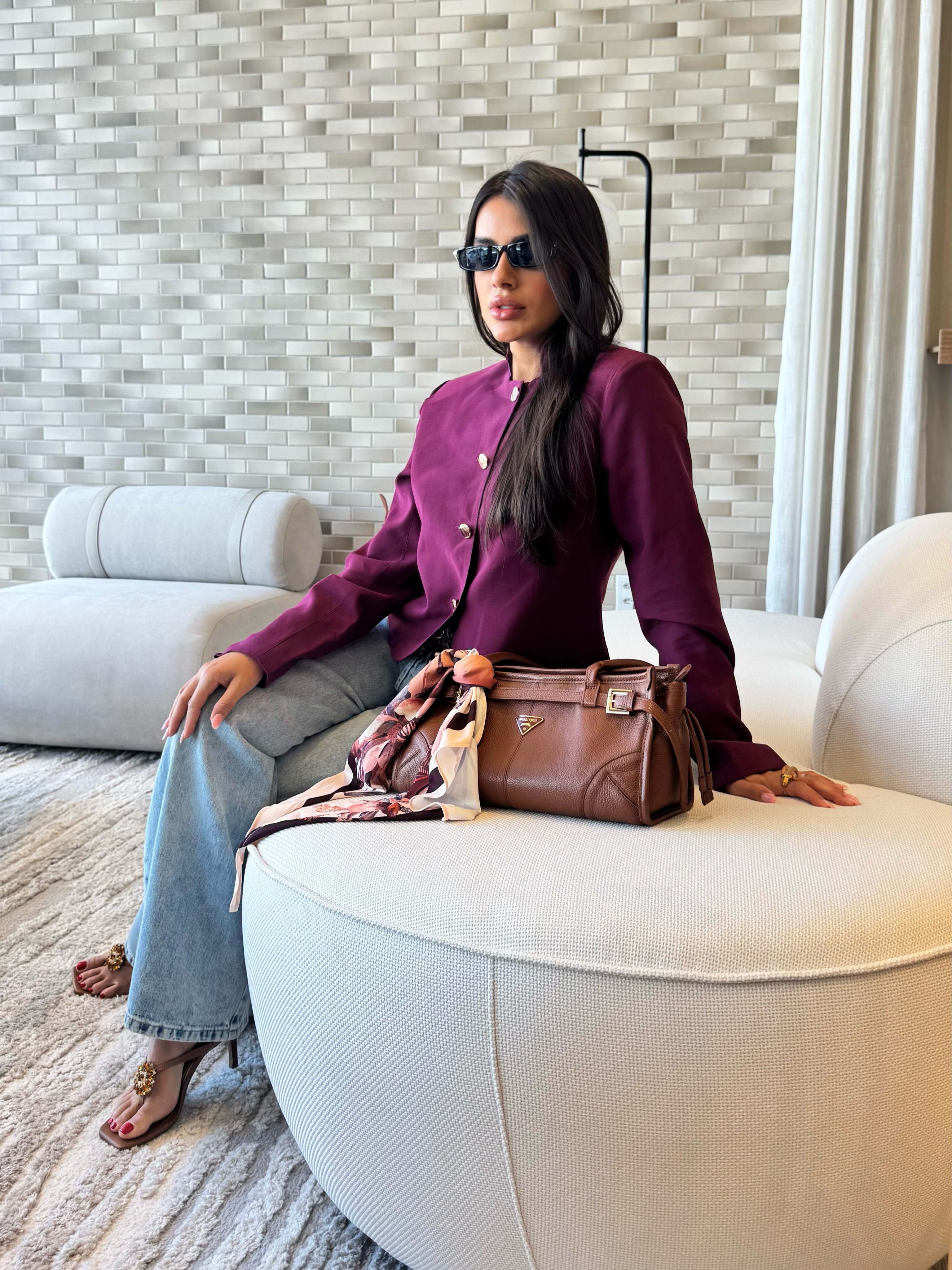 Look da vitrine da Mariah: blazer vinho, calça clara e bolsa de couro caramelo