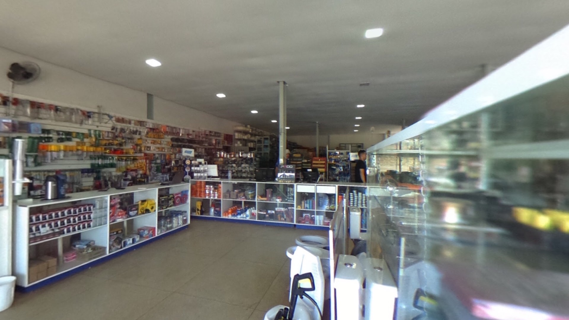 Corredor com diversos produtos organizados