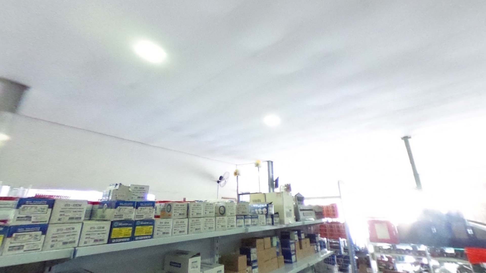 Produtos e caixas organizados nas prateleiras