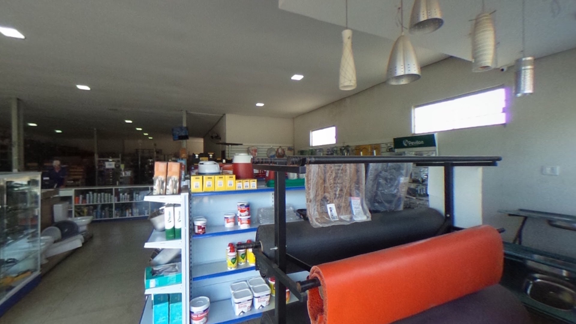 Itens de acabamento expostos na loja