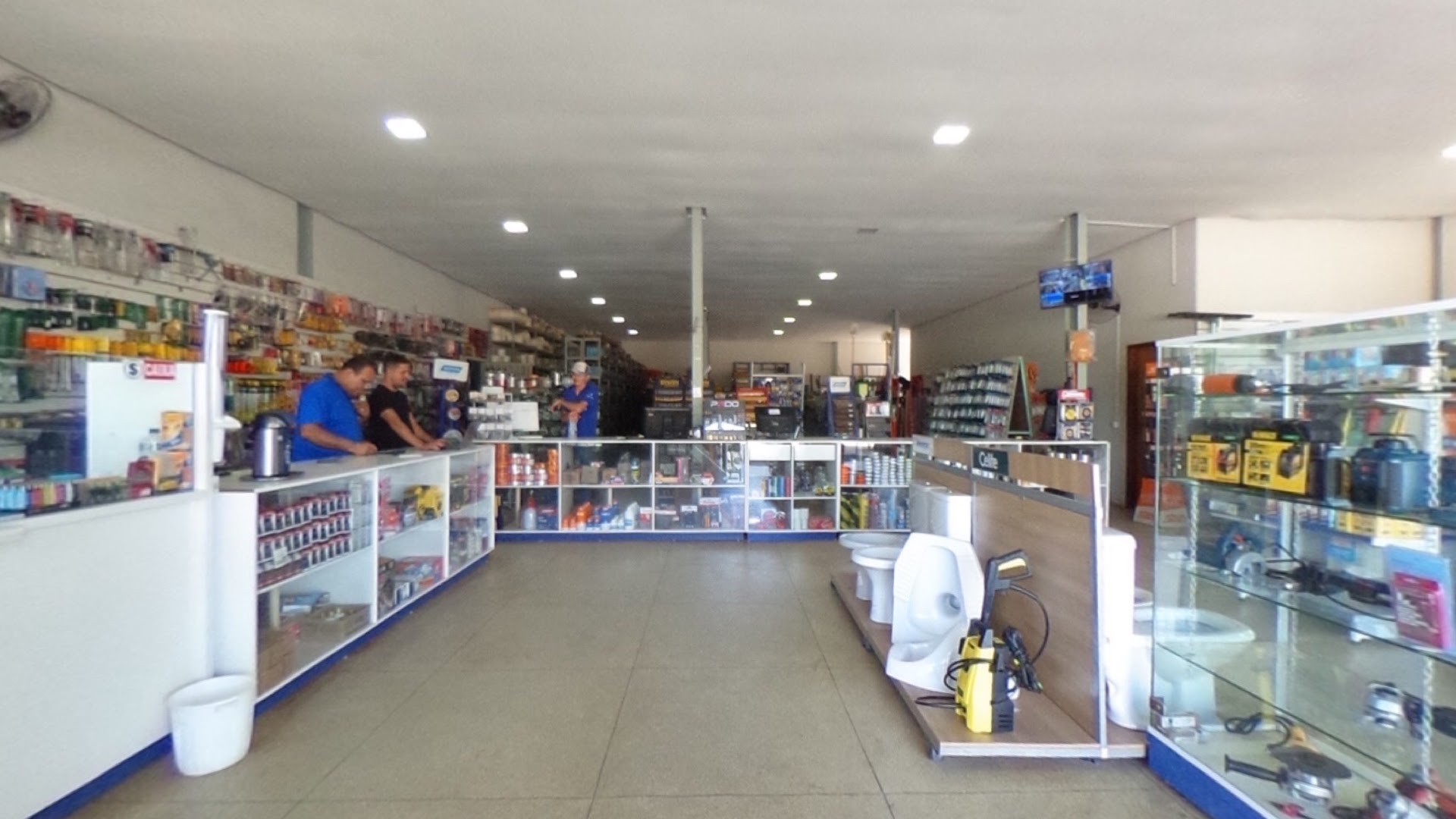 Interior amplo da loja com corredores de produtos