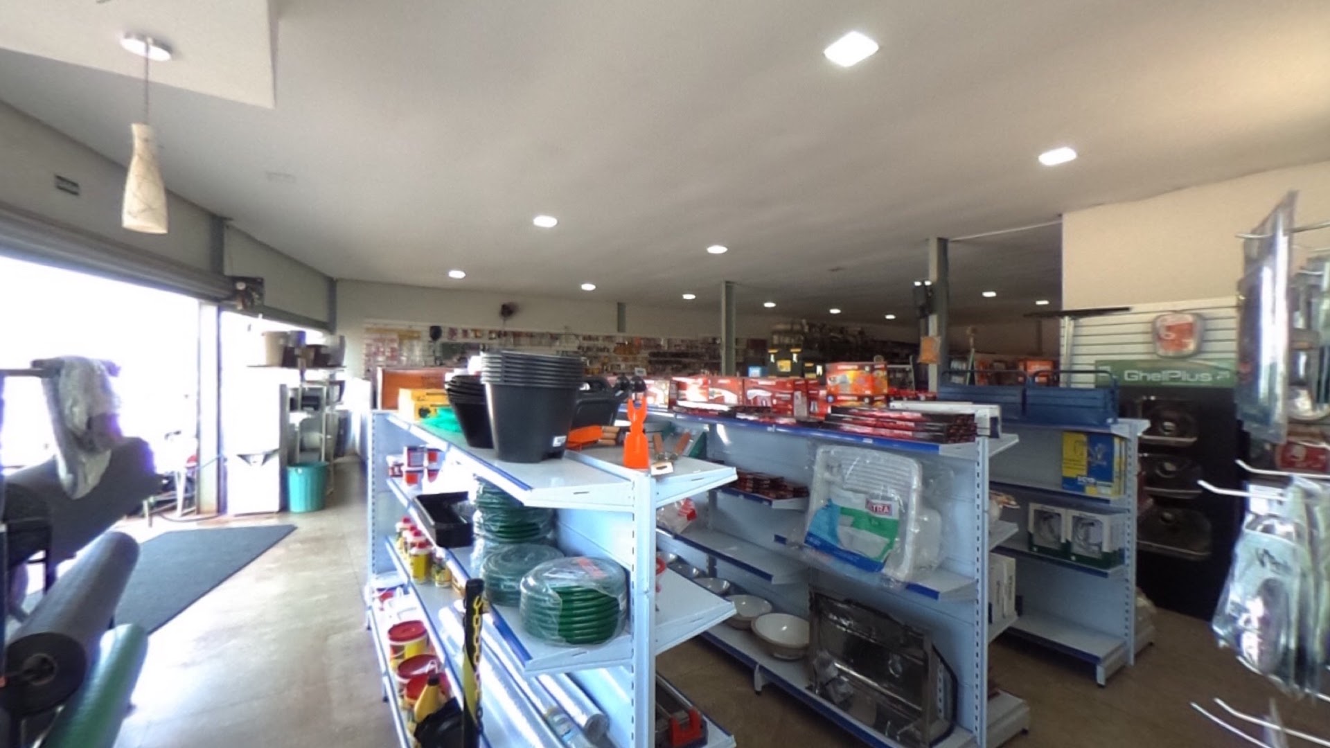 Corredor da loja bem organizado e abastecido de materiais