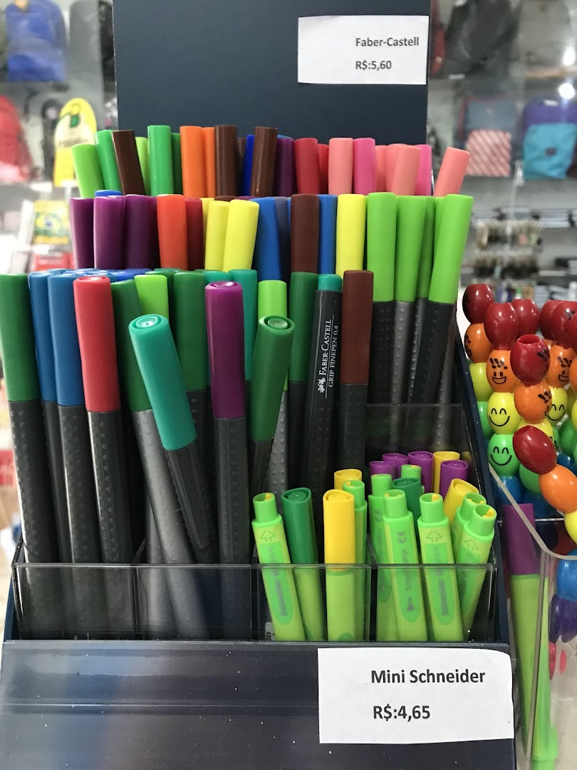 Canetas coloridas organizadas na loja