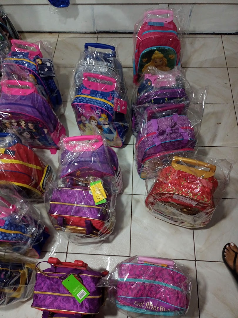 Mochilas infantis na prateleira