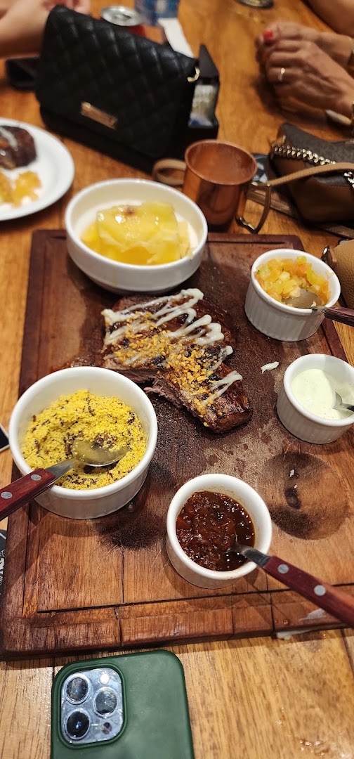 Carne grelhada acompanhada de guarnições numa tábua