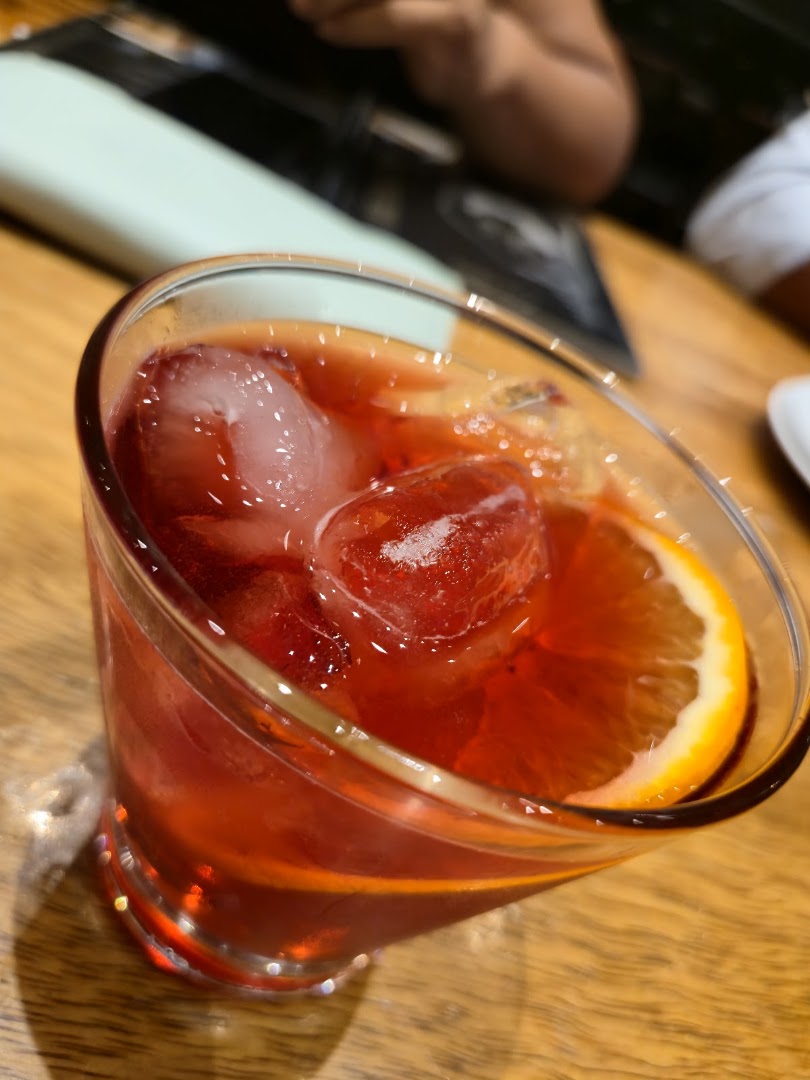 Drink autoral com laranja servido no copo