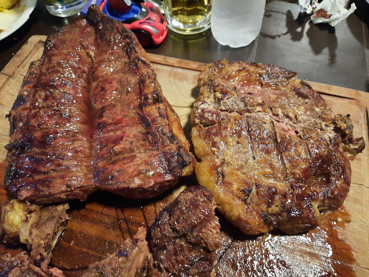 Cortes de carne grelhados na brasa, suculentos