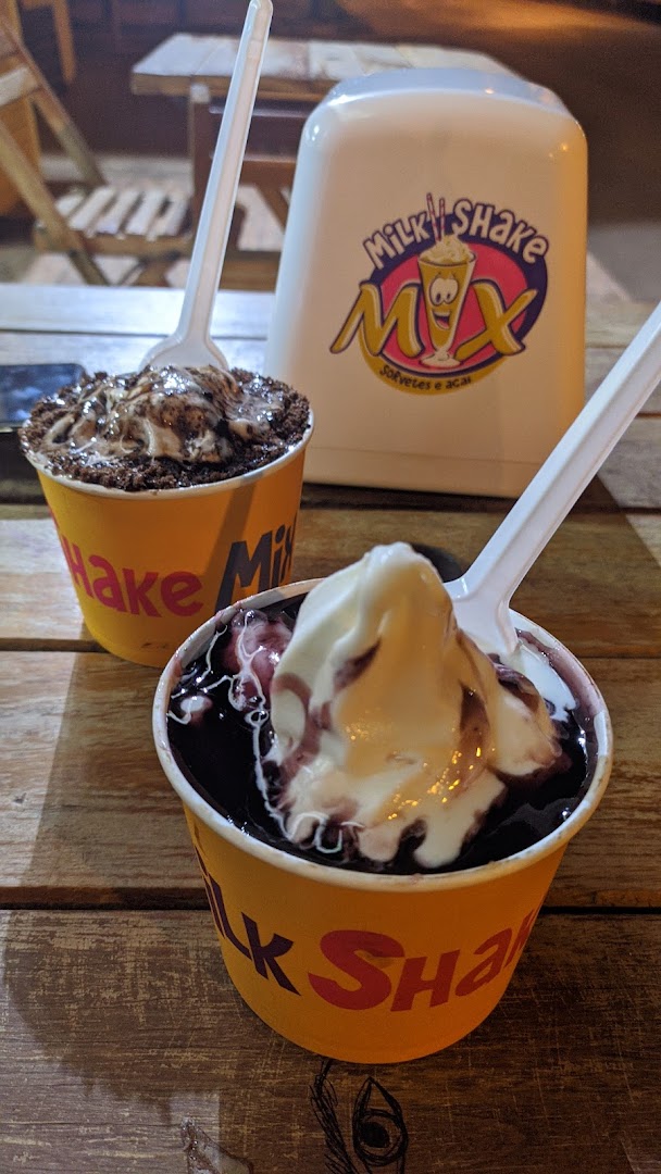 Copos de açaí cremoso com calda e crocante da Milk Shake Mix