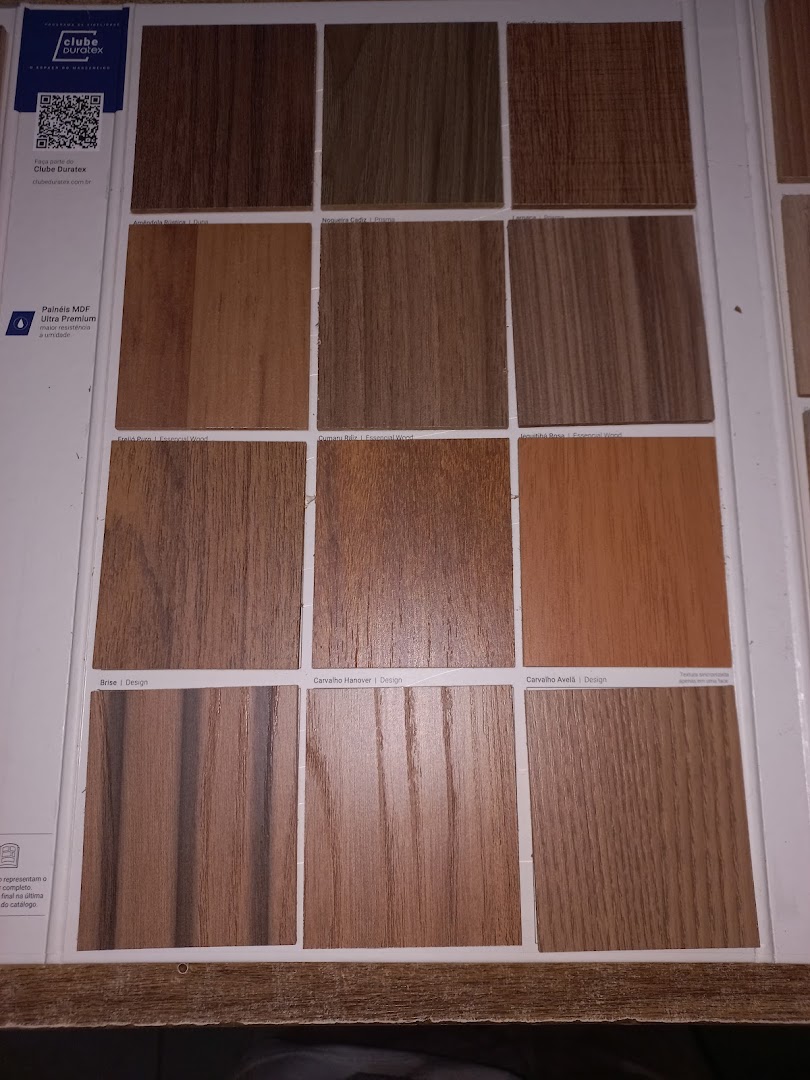Amostras de chapas de MDF em diferentes padrões de madeira