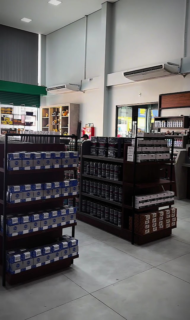 Interior da loja com corredores de produtos