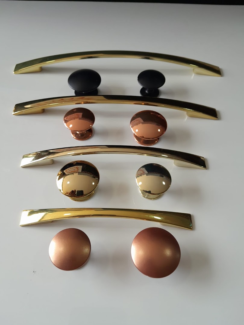 Puxadores e acabamentos variados em dourado, cobre e preto