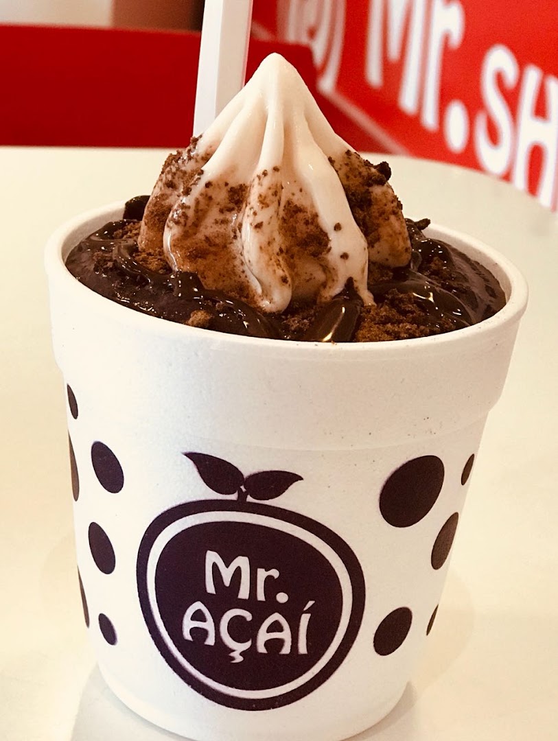 Copo de açaí cremoso com calda de chocolate