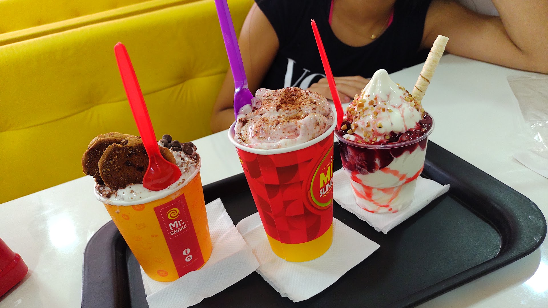 Dois copos de shake coloridos e cremosos
