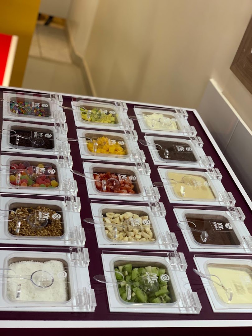 Barra de complementos com potes de toppings variados