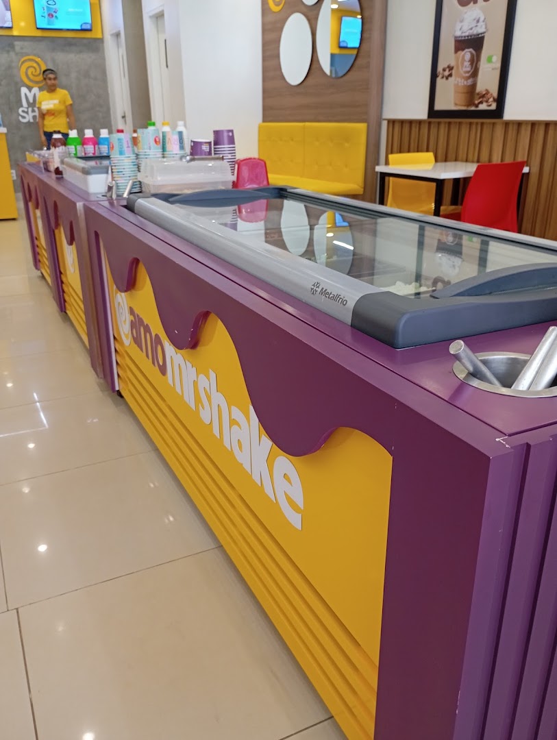 Balcão roxo com o letreiro da marca