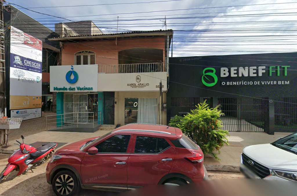 Fachada da Mundo das Vacinas na rua, com a placa e o logo