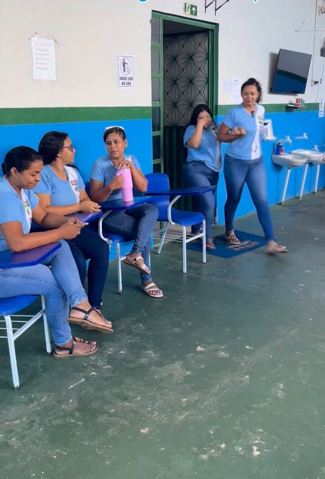 Equipe da escola no corredor