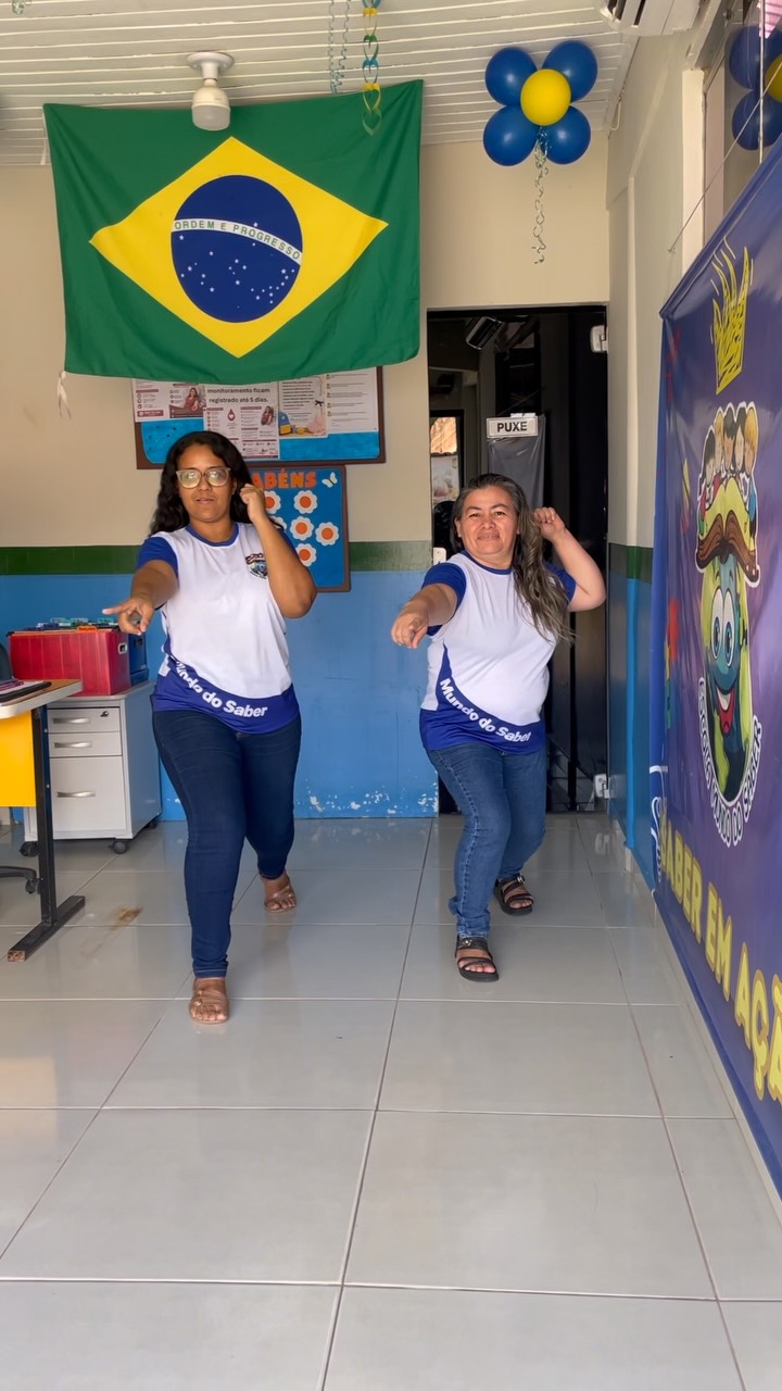 Corredor decorado da escola