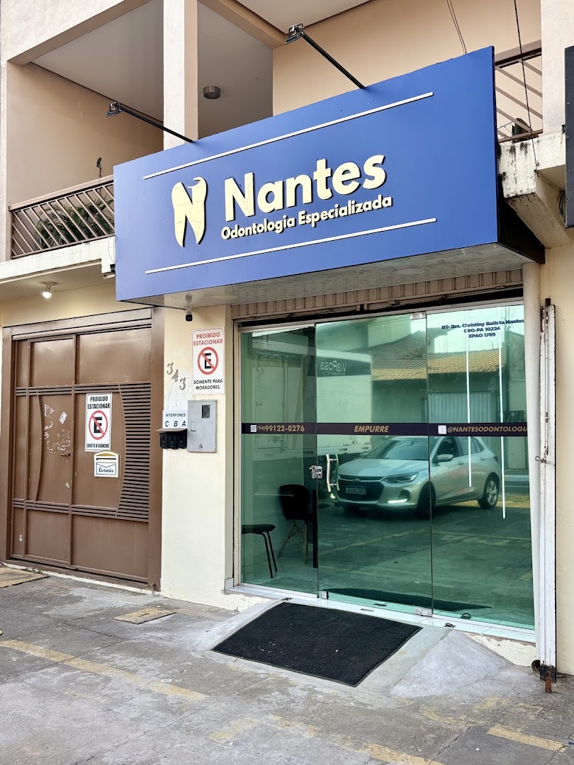 Fachada da Nantes iluminada à noite