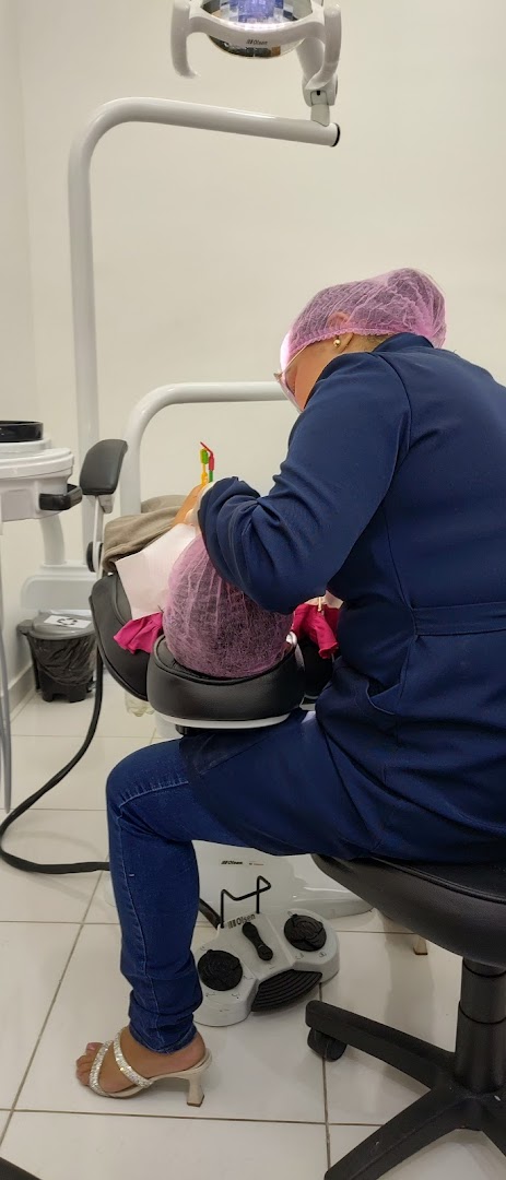 Dentista da Nantes atendendo um paciente na cadeira