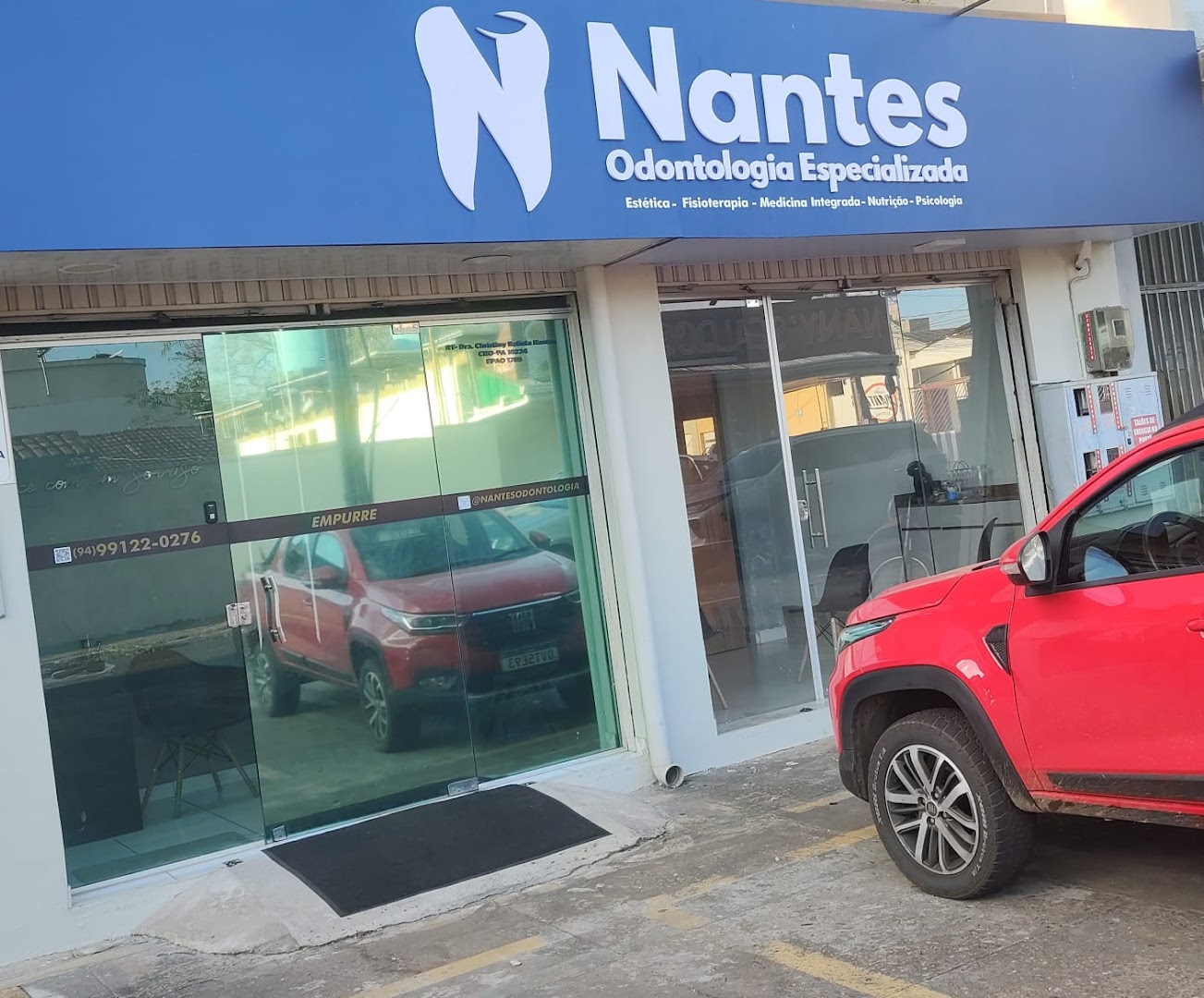 Fachada azul da Nantes Odontologia Especializada durante o dia