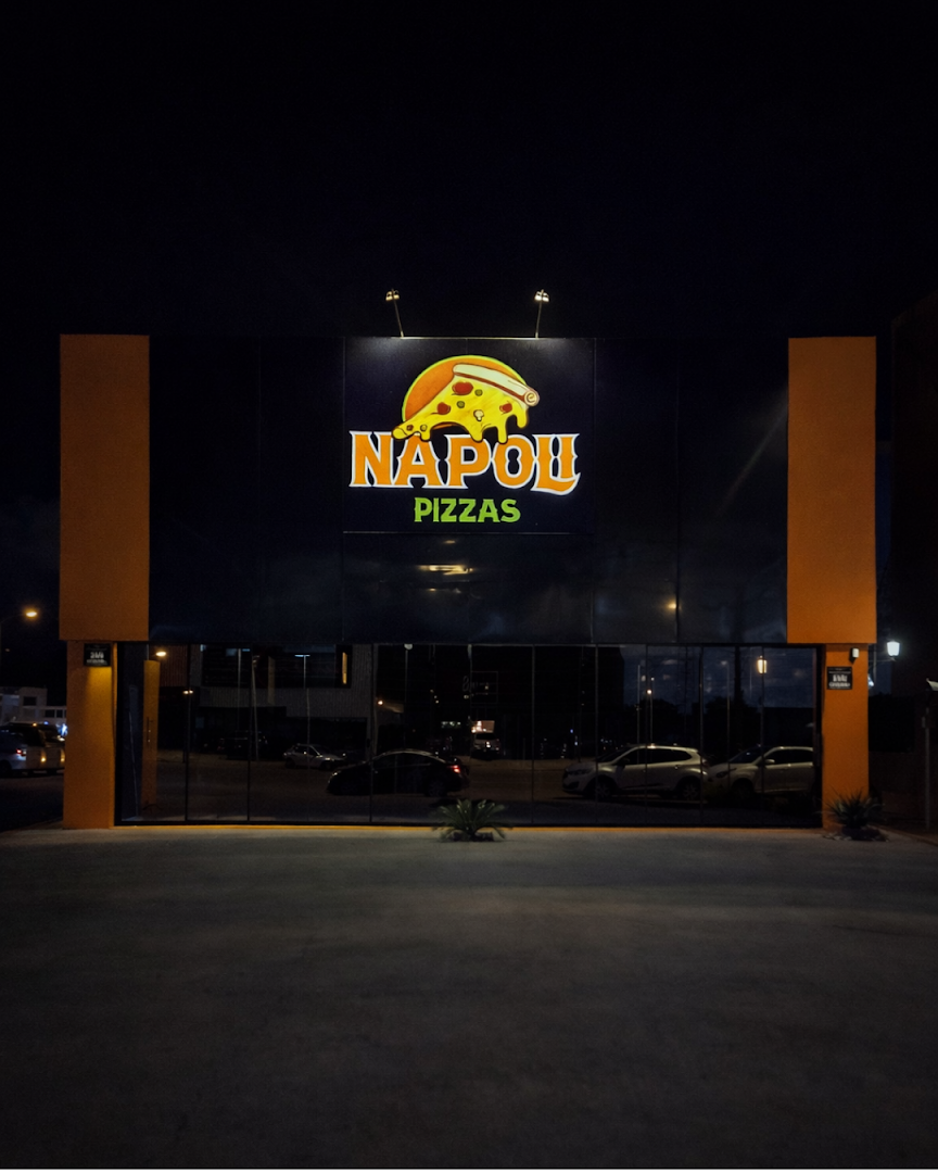 Fachada da Nápoli Pizzas à noite
