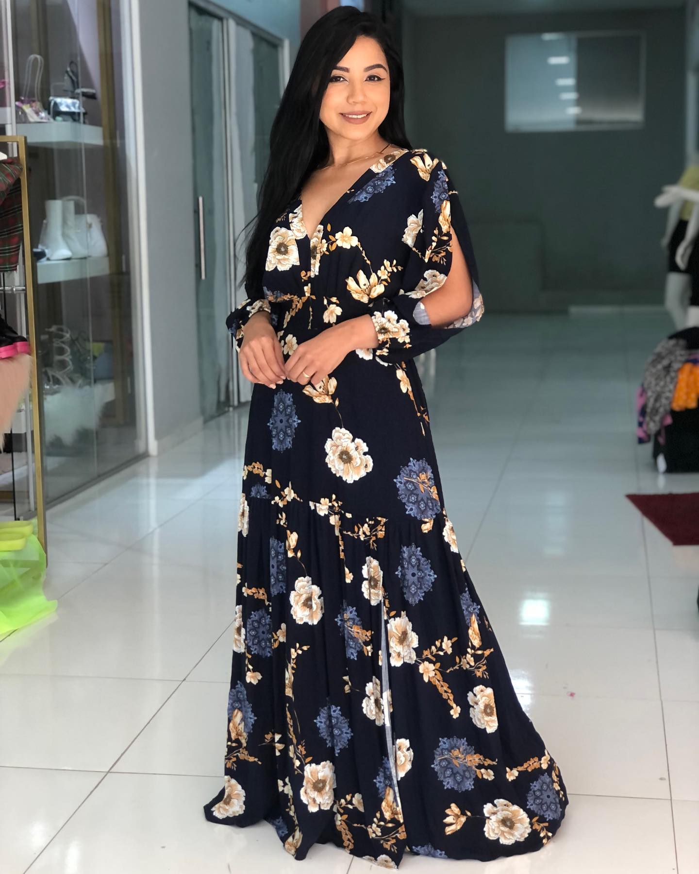 Vestido longo azul com estampa floral