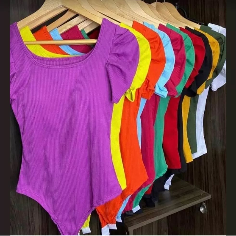 Blusas e tops coloridos em cabides