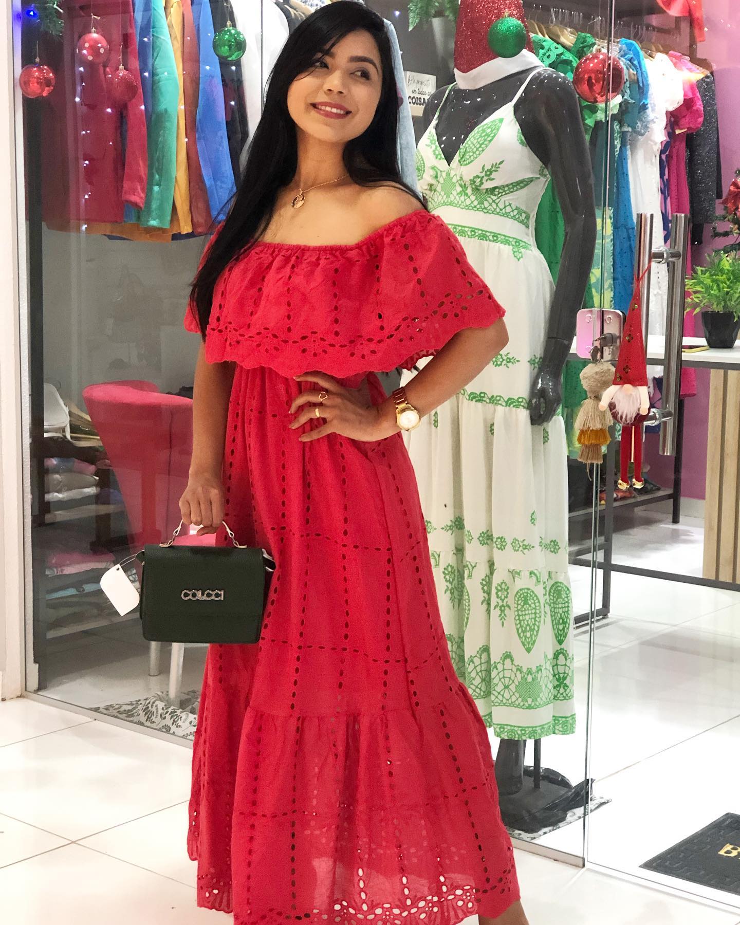 Modelo com vestido vermelho de renda na Naty Store