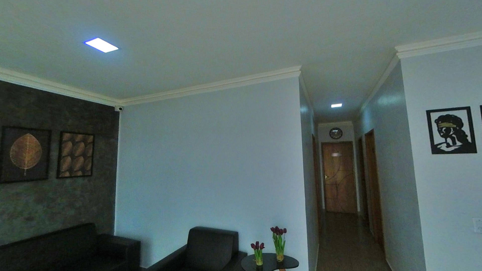 Ambiente interno do escritório com sofá e arranjo de flores