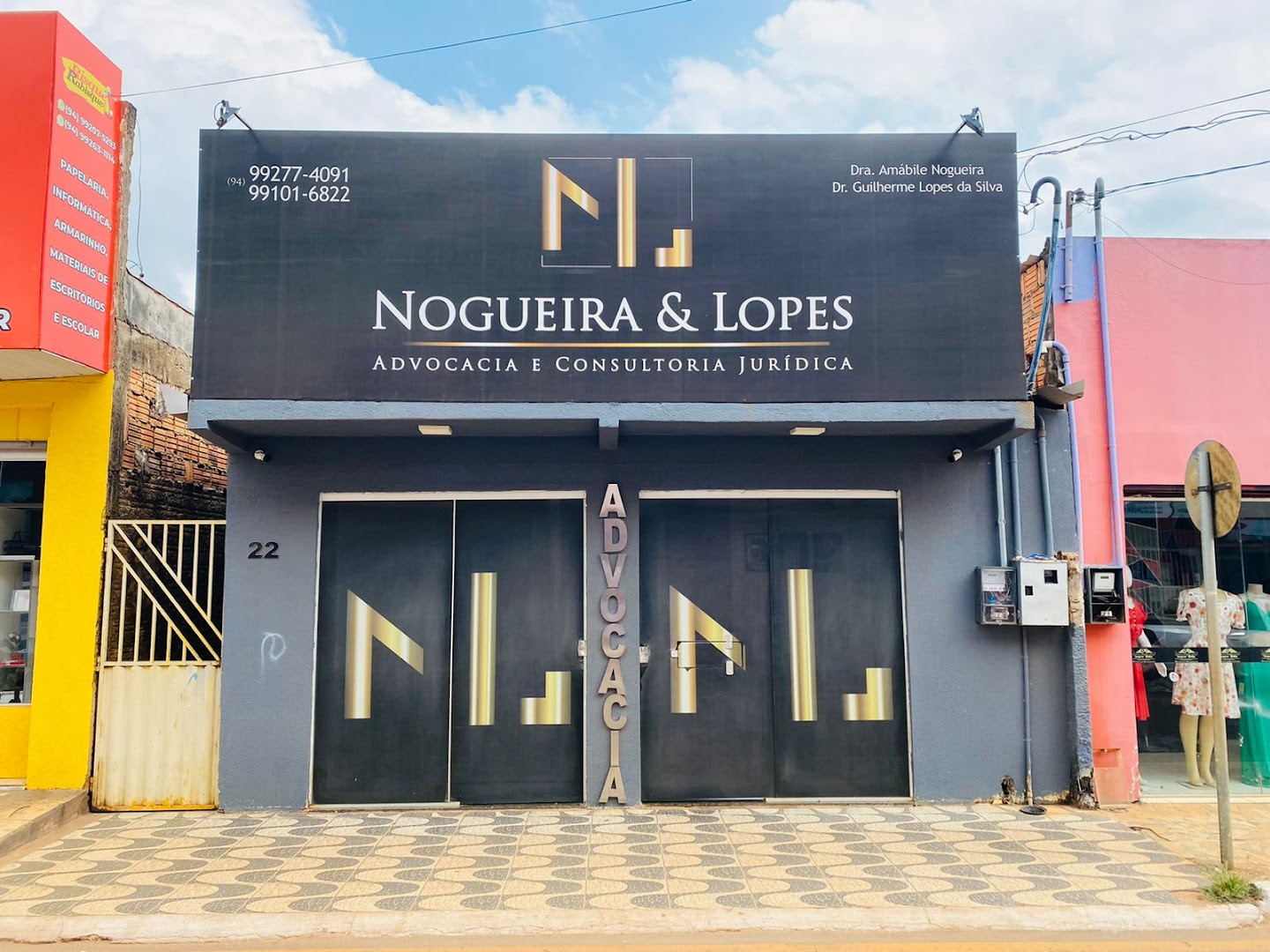 Fachada do escritório Nogueira e Lopes, com letreiro Advocacia e Consultoria Jurídica