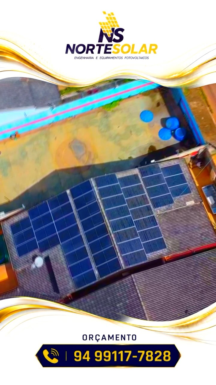 Vista de drone de arranjo de módulos solares cobrindo um telhado inteiro