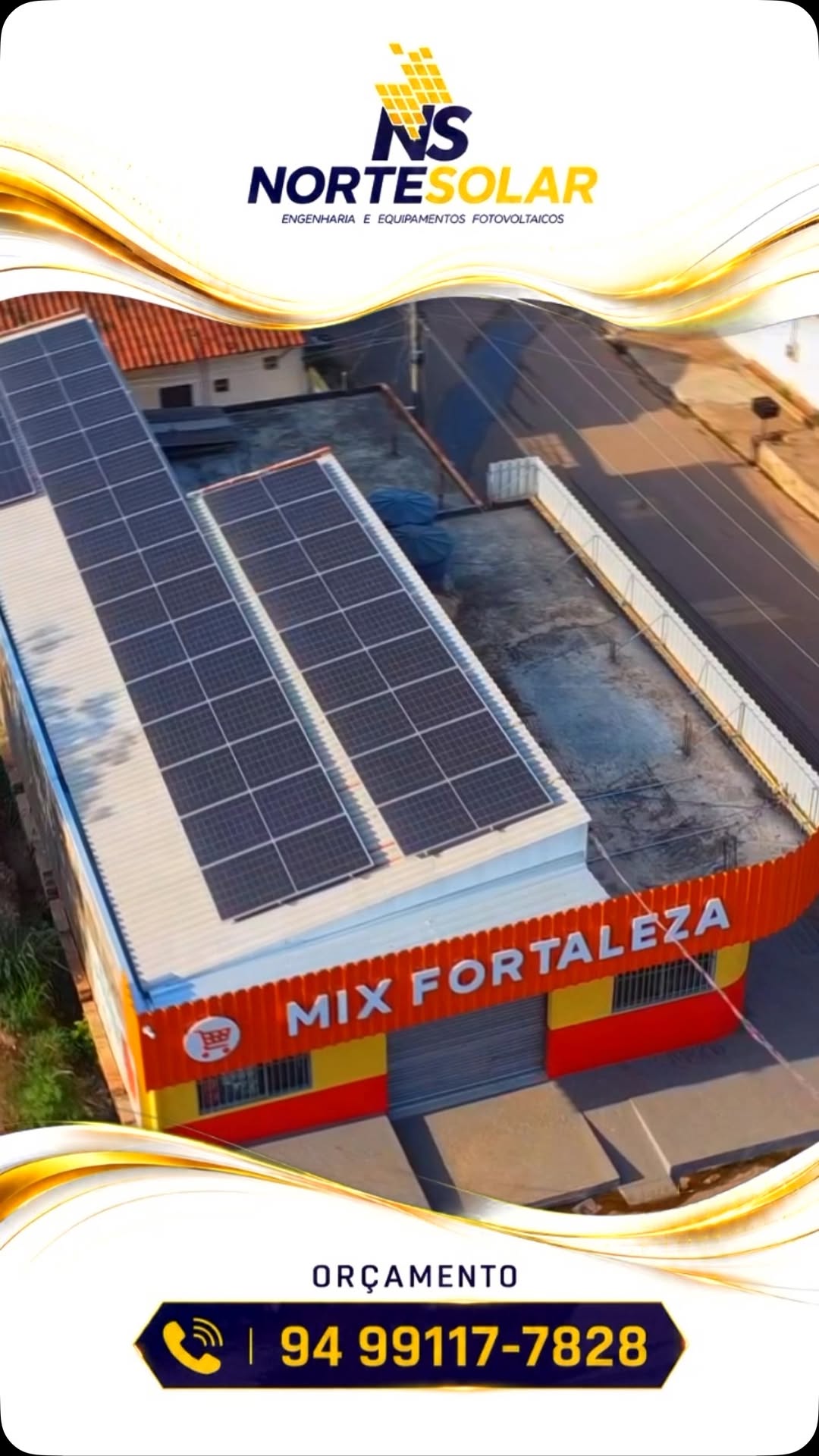 Telhado de um mercado da região coberto por fileiras de módulos solares, visto de drone