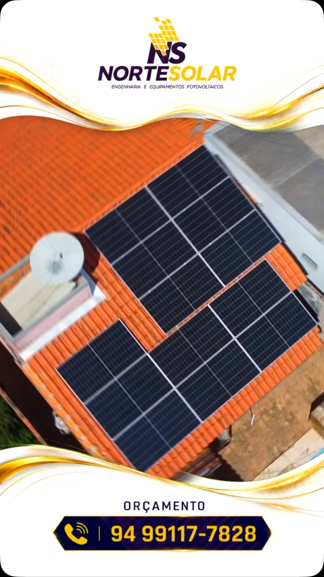 Dois arranjos de módulos solares instalados em telhado cerâmico laranja