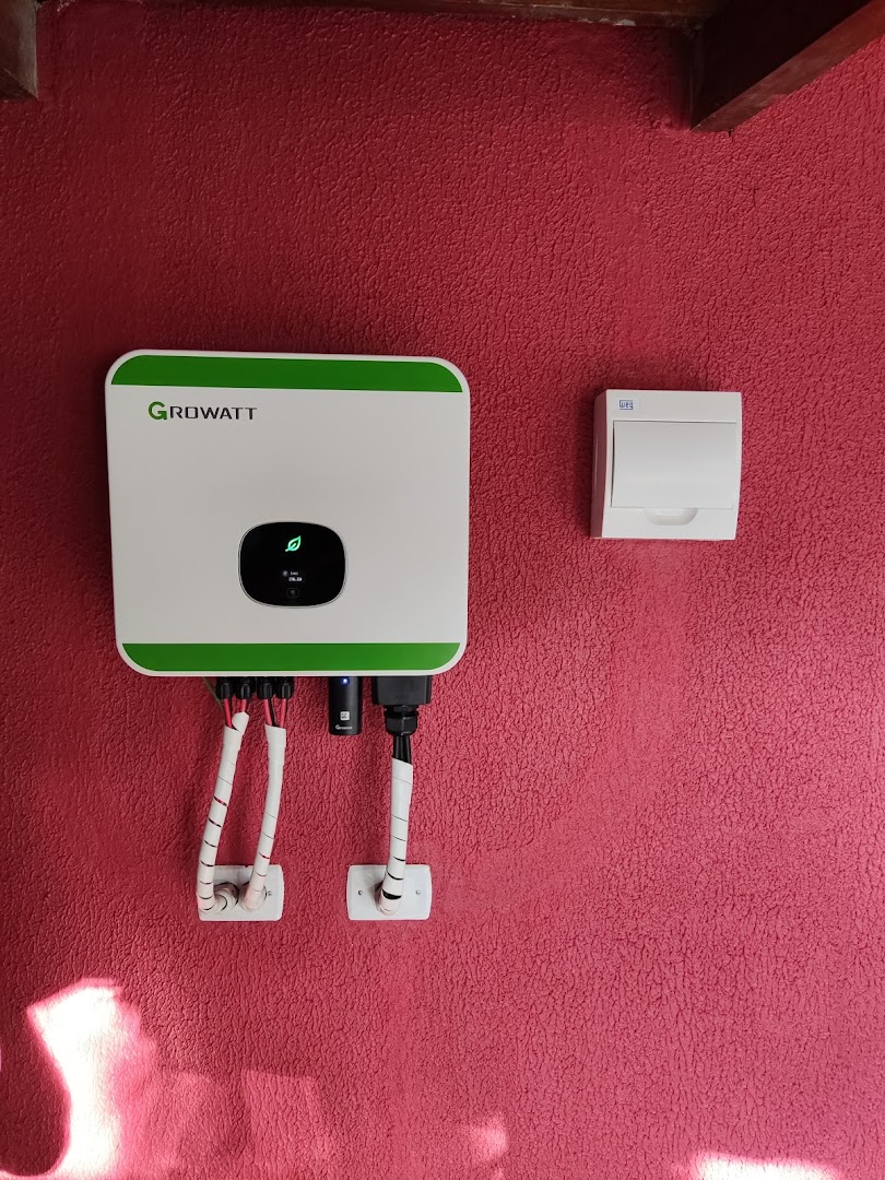 Inversor do sistema solar instalado na parede de uma obra