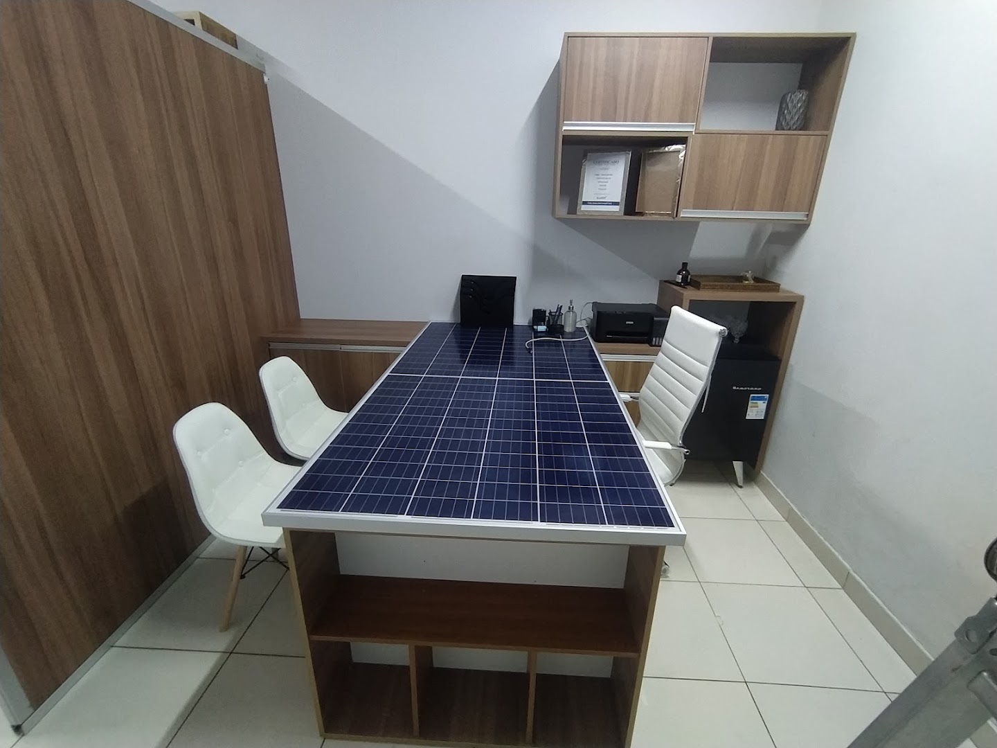 Mesa do escritório da Norte Solar com um módulo solar servindo de tampo