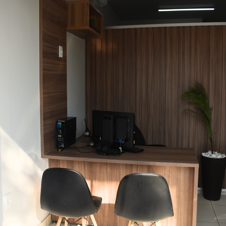 Recepção do escritório da Norte Solar com balcão de madeira